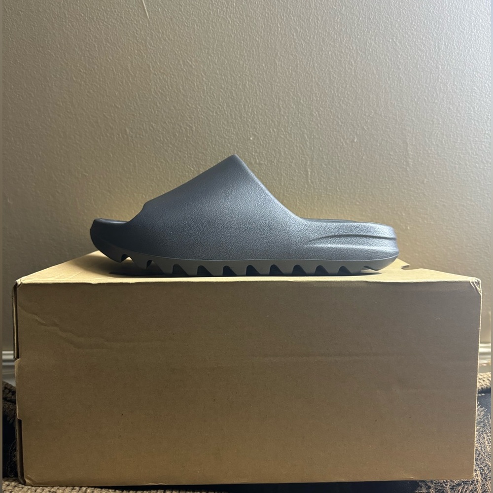 BRAND NEW NWT. Yeezy Slide Onyx Free 🚚